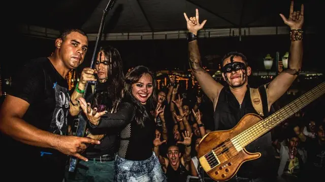 Banda tira foto com fãs após apresentação