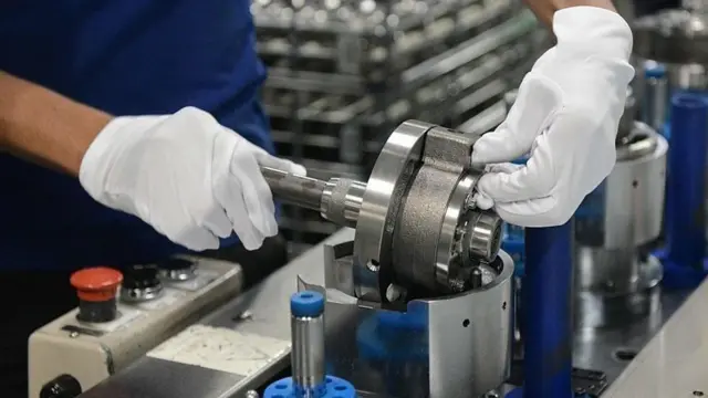 ફેકટરીમાં કામ કરતો વ્યક્તિ