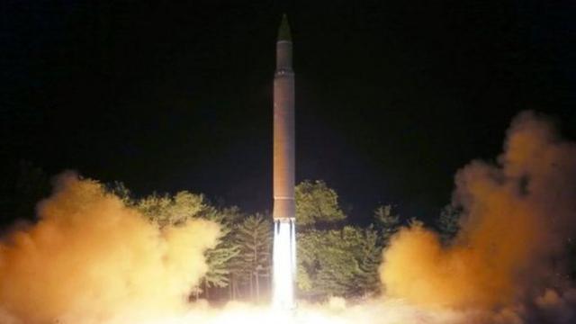 7月28日朝鲜再次试射火星-14洲际弹道导弹，引发国际社会强烈谴责。