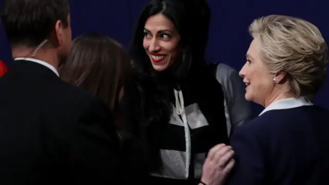 Huma Abedin, phụ tá của bà Clinton, là tâm điểm của tranh cãi gần đây