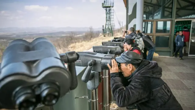 در کره جنوبی توریست‌ا اجازه دارند با دوربین‌های قوی، درون منطقه خلع سلاح شده و بخش متعلق به کره شمالی را تماشا کنند