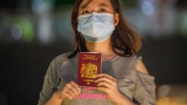 香港女子Asuka Law举起其BN(O)护照（3/6/2020）