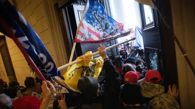 Manifestantes con banderas entran a la fuerza en el Capitolio de EE.UU.
