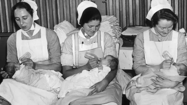 在母乳喂养的好处变得明显之前，医生和护士曾经鼓励使用配方奶粉。