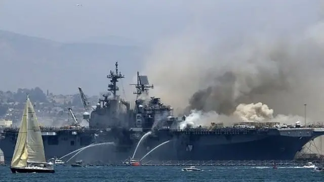 اداره آتش نشانی سن دیگو، همزمان با آتش سوزی در ناو بانهام ریچارد صدای انفجار هم از عرشه این ناو به گوش رسیده است