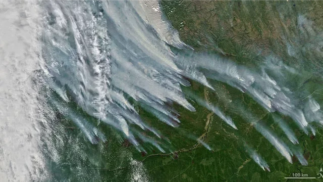 ภาพถ่ายดาวเทียมจากนาซาแสดงให้เห็นขอบเขตของควันไฟป่าที่กระจายตัวเป็นวงกว้าง