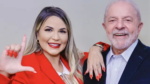 Deolane e Lula sorriem para foto, abraçados