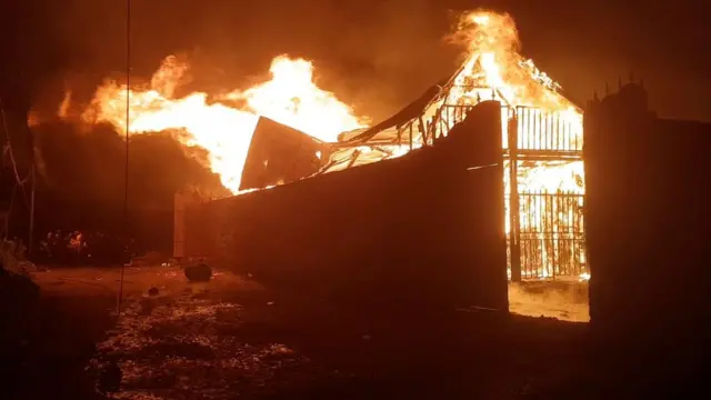 Un bâtiment brûle après l'éruption volcanique du Mont Nyiragongo.