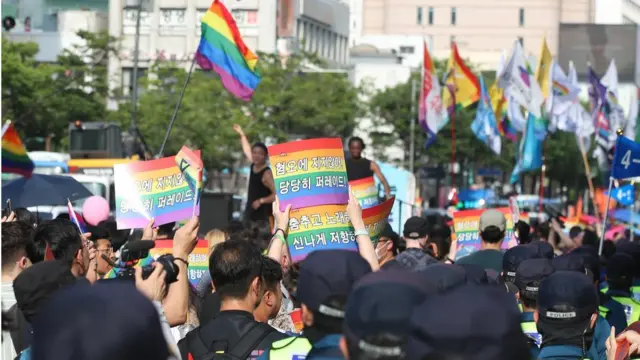 제15회 대구퀴어문화축제가 열린 17일 오후 참가자들이 도심을 행진하고 있다