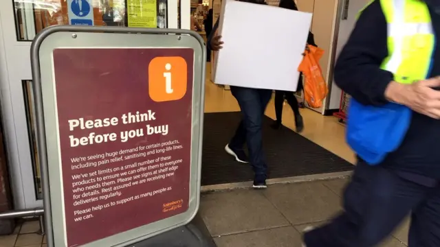 Пустые полки в супермаркете