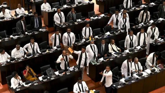 වත්මන් පාර්ලිමේන්තුවේ පැවති විරෝධතාවක්