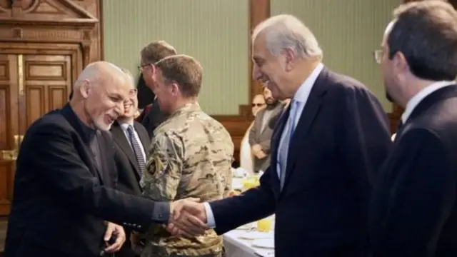 د امریکا بهرنیو چارو وزارت ځانګړي استازي زلمي خلیلزاد له افغان ولسمشر محمد اشرف غني سره کابل کې لیدلي