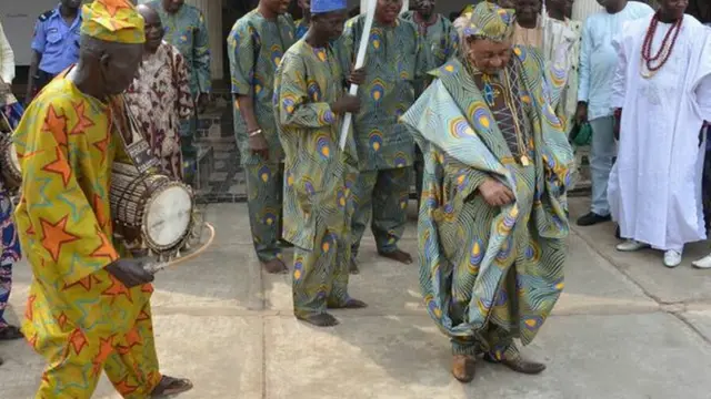 Alaafin nfi ẹsẹ ra ijo