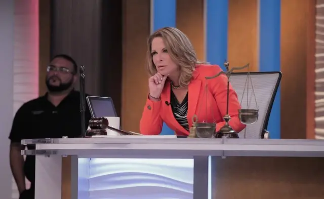 Una escena del programa "Caso Cerrado" en la que se ve a la doctora Polo prestando atención