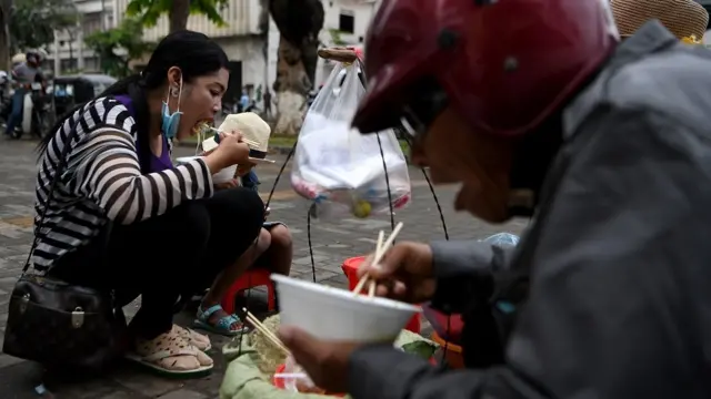 ਖਾਣਾ ਖਾ ਰਹੀ ਔਰਤ