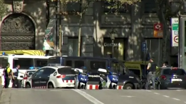 Ambulancias y patrullas en el lugar