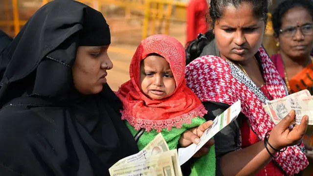 बैंक में पैसे जमा करने आई महिला