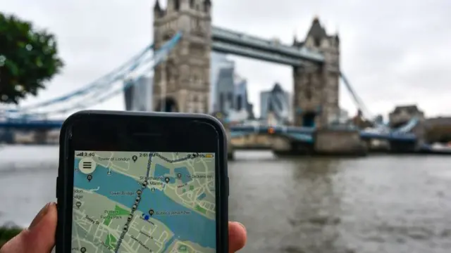 Teléfono con Uber en Londres.