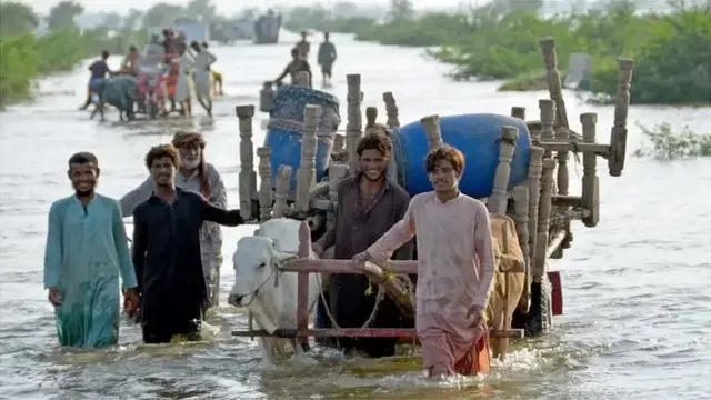 বন্যা আক্রান্ত মানুষ।