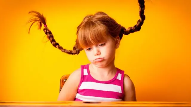 Niña con cara triste