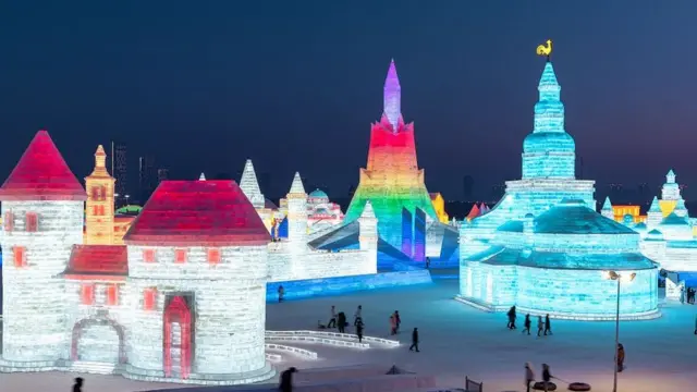 হারবিন আন্তর্জাতিক বরফ ও তুষার উৎসবে রাতের বেলার দৃশ্য