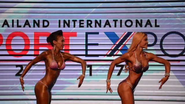 นักเพาะกายขึ้นประกวดบนเวที