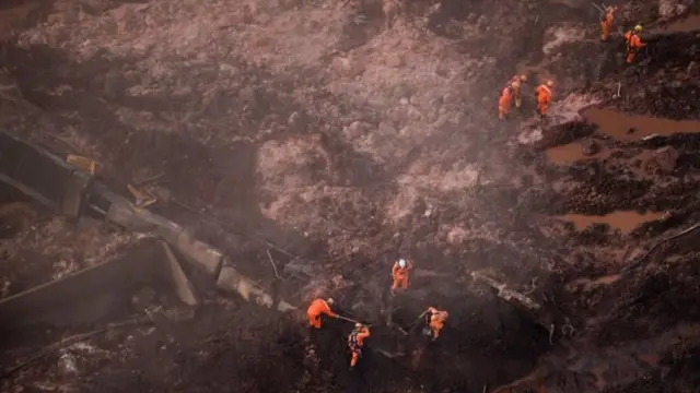 Rescatistas buscan sobrevivientes