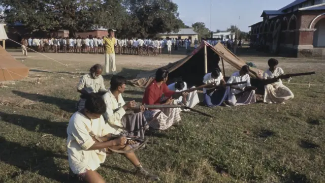 مکتی باہنی کے گوریلے انڈیا میں فوجی تربیت لیتے ہوئے