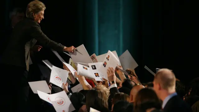 Hillary Clinton firmando autógrafos.