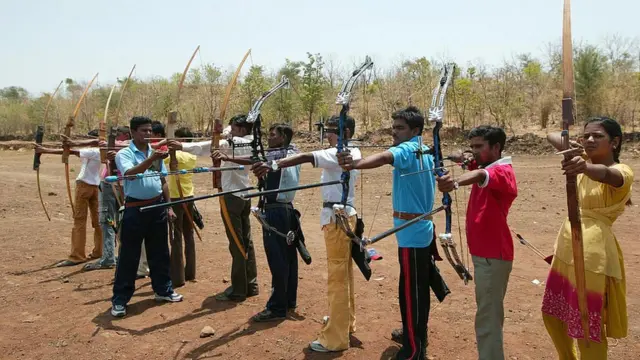 તીરંદાજીની તાલીમ લઈ રહેલા ભીલ યુવા