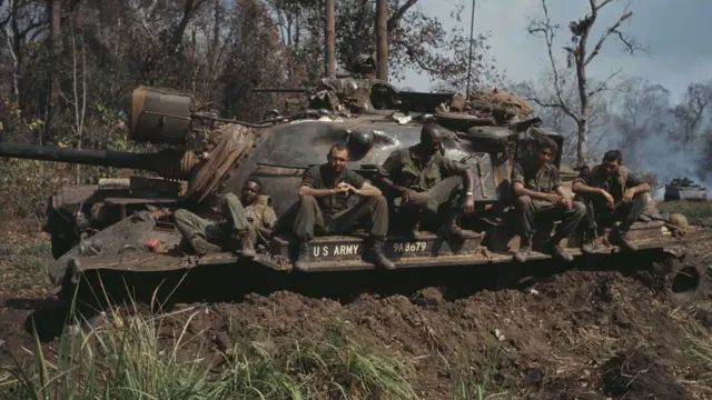 Militares de EE.UU. descasan sentados en su tanque en Vietnam en 1967. Imagen captada por Dick Swanson. (Foto: cortesía del Archivo Fotográfico Swanson, UT Austin)