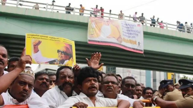 மருத்துவமனை வாசலில் விடிய விடிய காத்திருந்த தொண்டர்கள்