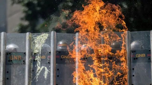 Guardia Nacionales se cubren con un escudo