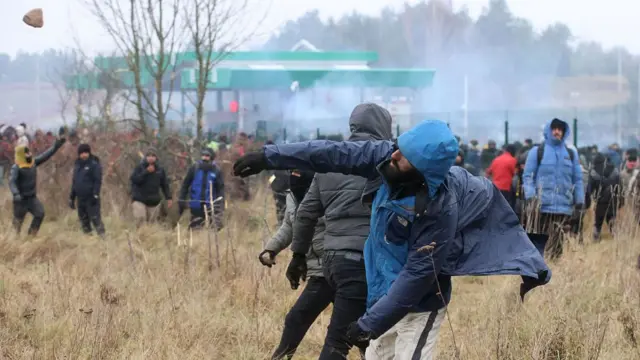 Мигрант кидает камень