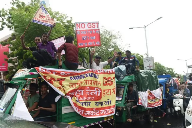 GSTનો સખત વિરોધ કરી રહેલા આ વેપારીઓ ખોંખારીને ભાજપની ટીકા કેમ નથી કરતા