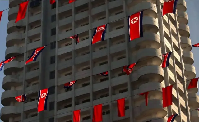 북한을 상징하는 색은 빨간색이라는 의견이 많다