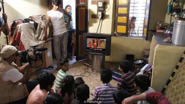 टीवी देखते बच्चे