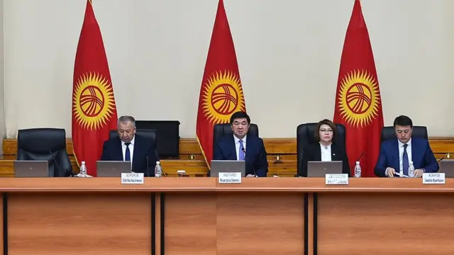 Премьер-министр Мухаммедкалый Абылгазиев жана вице-премьер министрлер