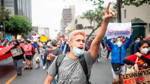 Protestas en Lima contra la destitución de Vizcarra.