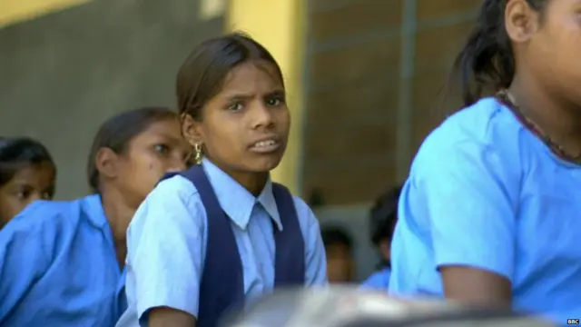 શાળામાં અભ્યાસ કરી રહેલી બાળકીઓની તસવીર