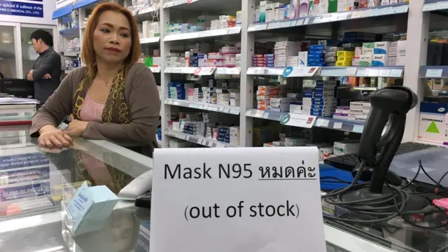 ประชาชนต่างหากซื้อหน้ากาก N95 ซึ่งสามารถป้องกันฝุ่นละอองขนาดเล็กขนาดกว่า 2.5 ไมครอน หรือ PM2.5 จนทำให้ขาดตลาด