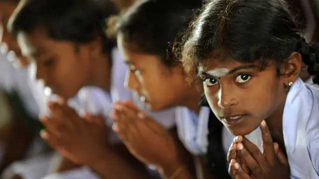 දරුවන්ගෙන් අහපුවම මොනවද දරුවනේ තියන අඩුපාඩු කියල, වැසිකිළි නෑ, කැසිකිළි නෑ, බොන්න වතුර නෑ, ඩෙස්ක් පුටු නෑ කිව්වා - ජනාධිපති මෛත්‍රිපාල සිරිසේන