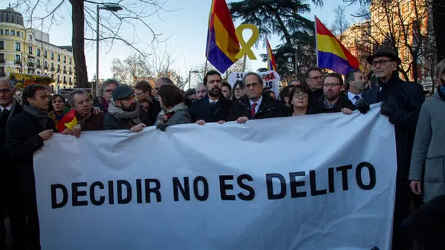 Başkan Torra'nın da aralarında bulunduğu göstericiler, mahkeme salonunun dışında "karar vermek suç değildir" yazılı pankart taşıdı.