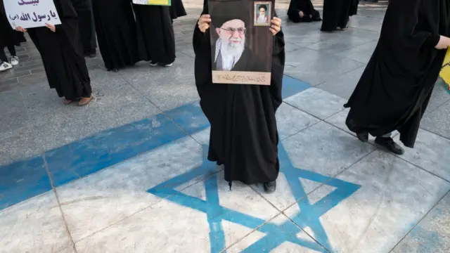 هوادار خامنه‌ای روی پرچم اسرائیل