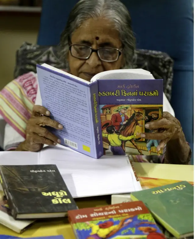 પોતાના પુ્સ્તકો સાથે