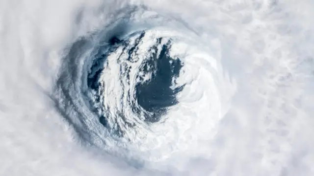 વાવાઝોડાની આઈનો વ્યાસ 30થી 50 કિલોમિટર સુધી હોઈ શકે છે.