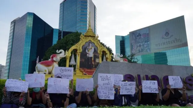 กลุ่มราษฎรชุมนุมหน้าธนาคารไทยพาณิชย์ สำนักงานใหญ่ เมื่อ 25 พ.ย. โดยมีการเปิด "ปราศรัยเชิงลึก" เพื่อให้มวลชนทราบความเชื่อมโยงระหว่างทรัพย์สินส่วนพระมหากษัตริย์​กับสาธารณสมบัติของแผ่นดิน