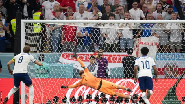 Fotografia mostra jogador marcando um gol