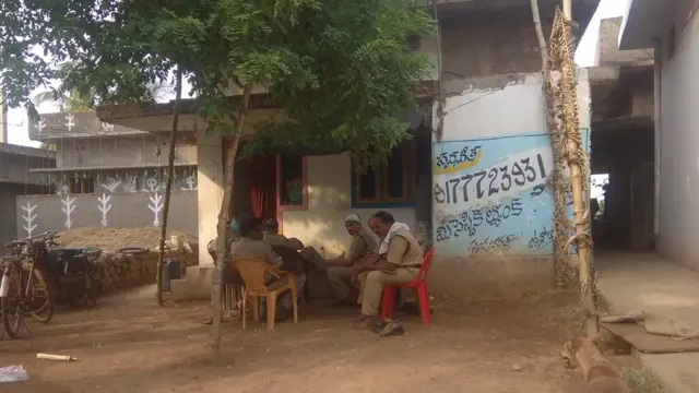 గ్రామంలో పోలీసులు