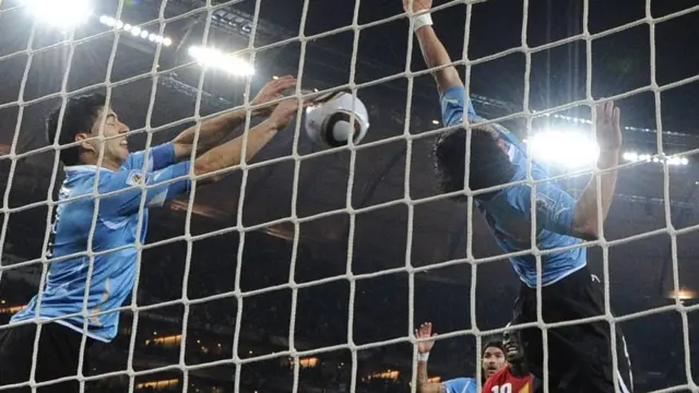 Suárez salva el gol con la mano ante Ghana en 2010.